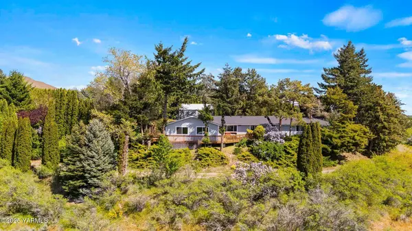 451 Pleasant Valley Pl, Yakima, WA 98908