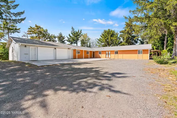 451 Pleasant Valley Pl, Yakima, WA 98908