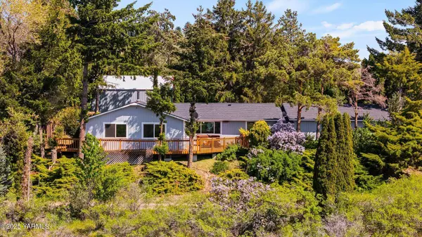 451 Pleasant Valley Pl, Yakima, WA 98908