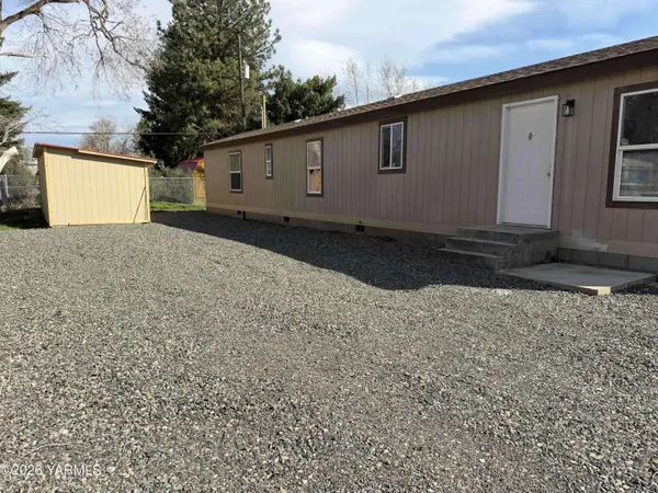 481 1st St, White Swan, WA 98952