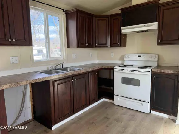 481 1st St, White Swan, WA 98952