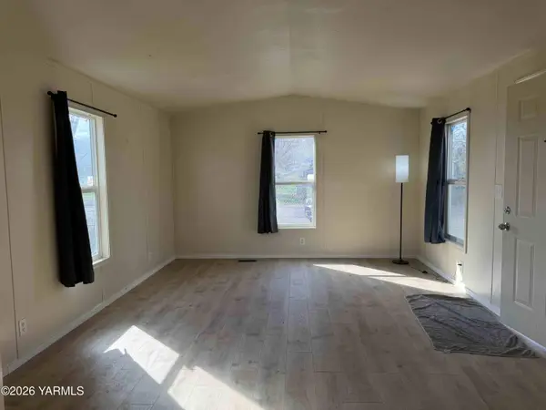 481 1st St, White Swan, WA 98952