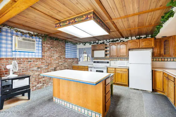 1580 N Cottonwood Rd, Yakima, WA 98908