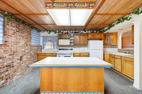 1580 N Cottonwood Rd, Yakima, WA 98908