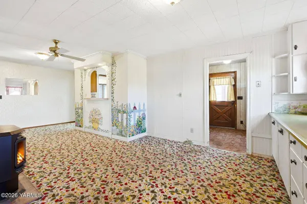 1580 N Cottonwood Rd, Yakima, WA 98908