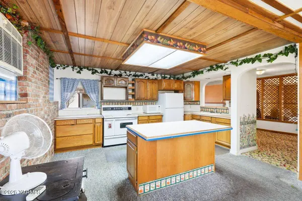 1580 N Cottonwood Rd, Yakima, WA 98908