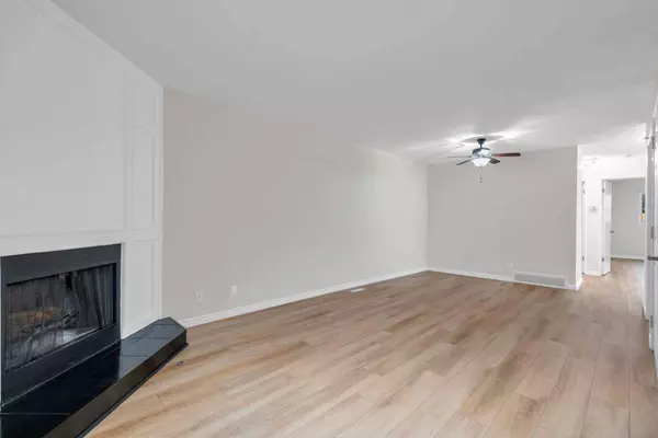 58 Bermuda CT NW, Calgary, AB T3K 1H3