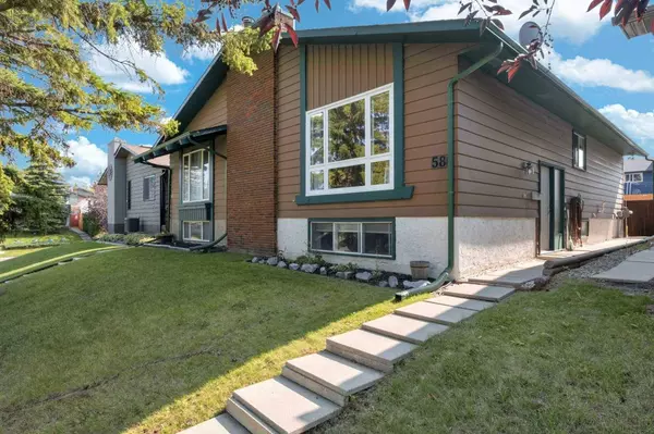 58 Bermuda CT NW, Calgary, AB T3K 1H3