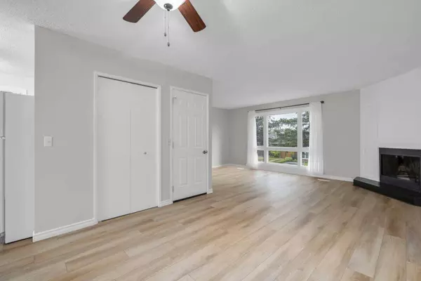 58 Bermuda CT NW, Calgary, AB T3K 1H3