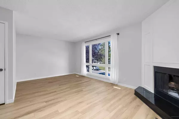 58 Bermuda CT NW, Calgary, AB T3K 1H3