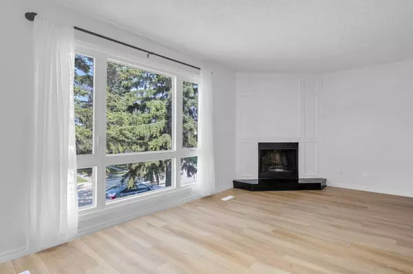 58 Bermuda CT NW, Calgary, AB T3K 1H3