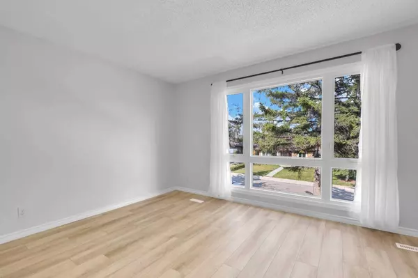 58 Bermuda CT NW, Calgary, AB T3K 1H3