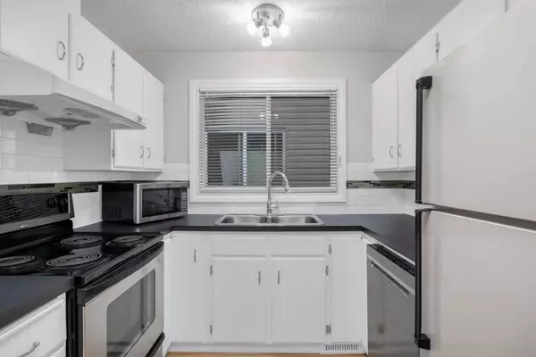 58 Bermuda CT NW, Calgary, AB T3K 1H3