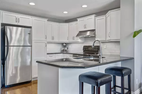 8916 Wentworth AVE SW, Calgary, AB T3H 5N9