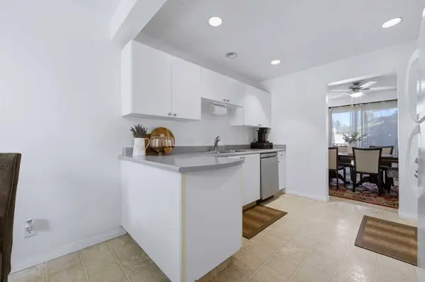 388 E Sandarac DR NW #92, Calgary, AB T3K 4E3