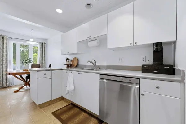388 Sandarac DR NW #92, Calgary, AB T3K 4E3