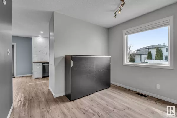 3044 44B AV NW, Edmonton, AB T6T 1G4
