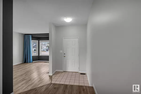 3044 44B AV NW, Edmonton, AB T6T 1G4