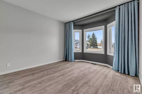 3044 44B AV NW, Edmonton, AB T6T 1G4