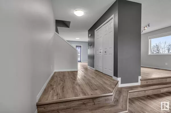 3044 44B AV NW, Edmonton, AB T6T 1G4