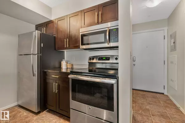 #210 5804 MULLEN PL NW, Edmonton, AB T6R 0W3