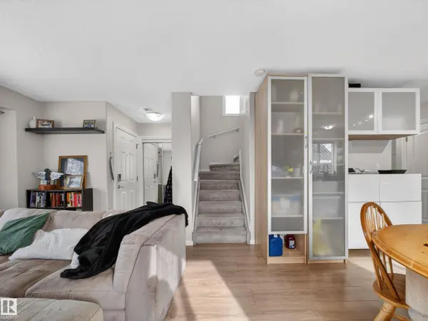 11933 77 ST NW, Edmonton, AB T5B 2G5