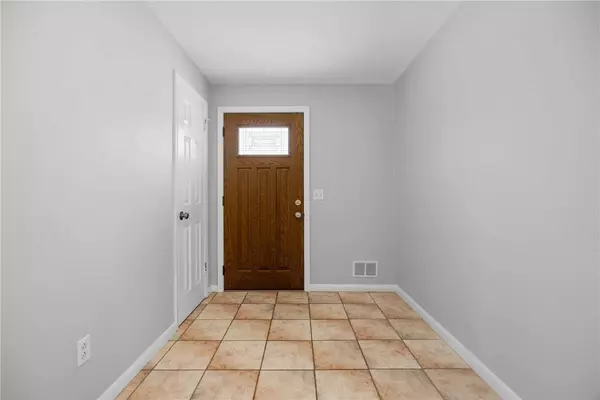 12 Vollmer Pkwy, Rochester, NY 14623