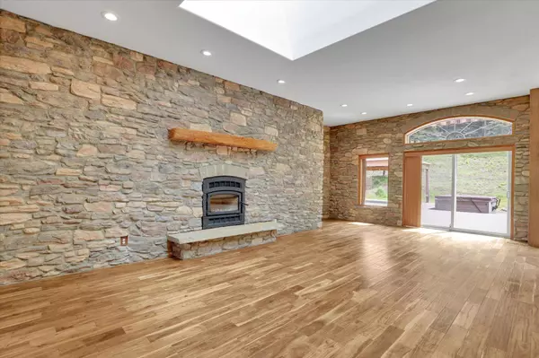 30915 N Chipmunk Rd, Chattaroy, WA 99003