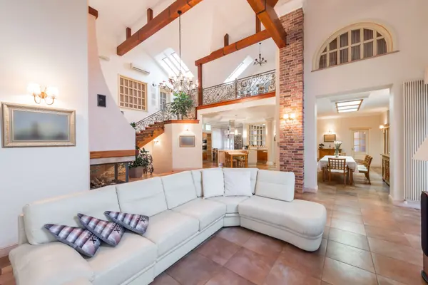 feature image of Orange County Luxury Real Estate Market Outlook 2026: Prices, Trends, and Buyer Insights