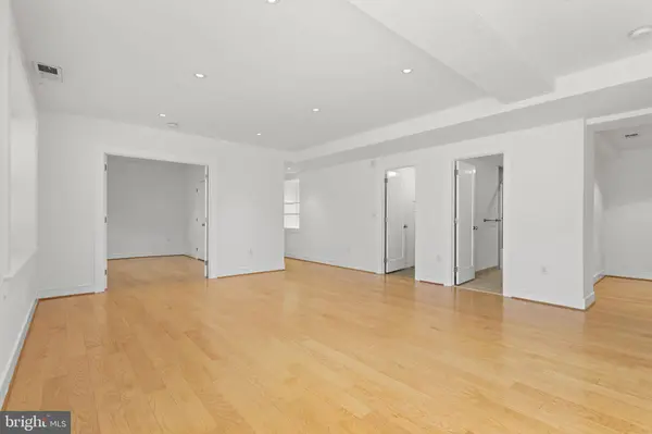 2630 ADAMS MILL RD NW #T06, Washington, DC 20009