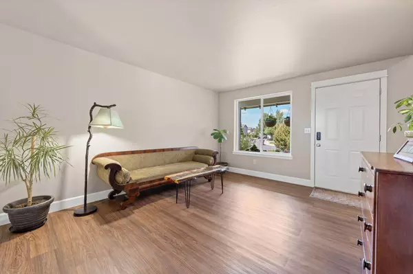 2490 Cascade Mountain AVE, Redmond, OR 97756