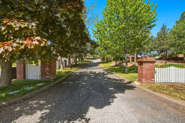 61573 Lake DR, Bend, OR 97702