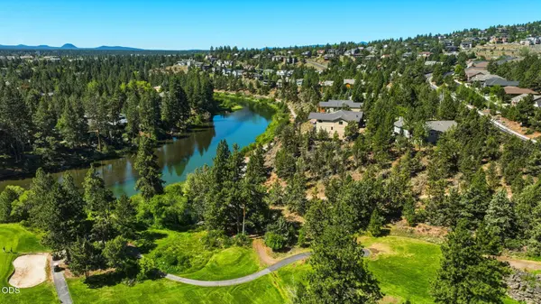 2627 Rippling River CT, Bend, OR 97703
