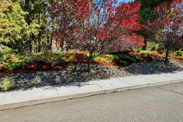2058 Hollow Tree LN, Bend, OR 97701