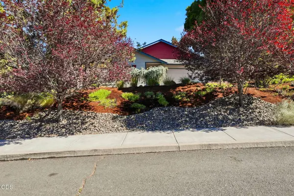 2058 Hollow Tree LN, Bend, OR 97701