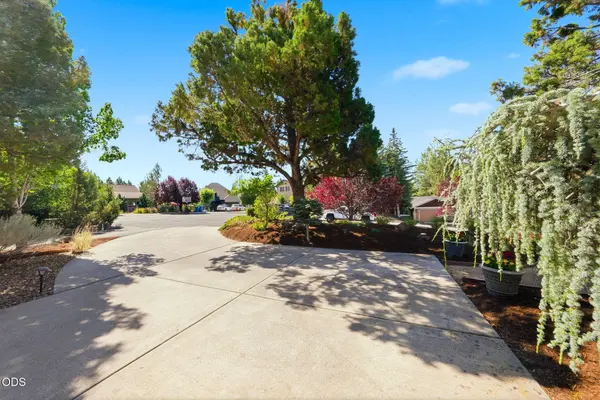 2058 Hollow Tree LN, Bend, OR 97701