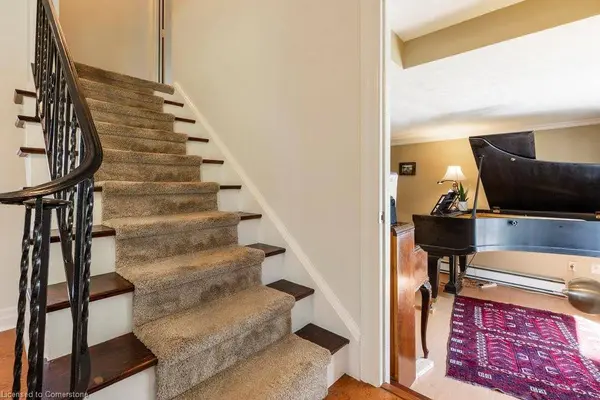 52 Hillcrest Avenue, Hamilton, ON L8P 2W4