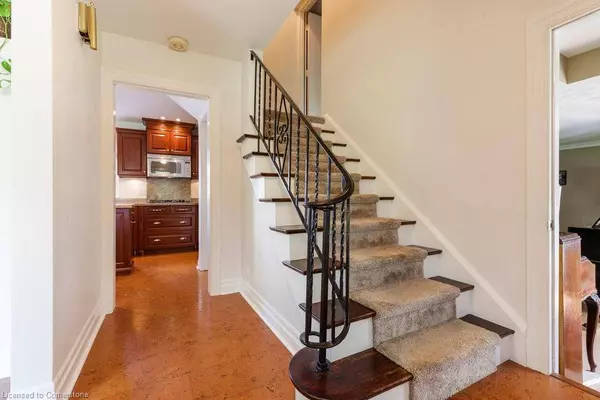 52 Hillcrest Avenue, Hamilton, ON L8P 2W4