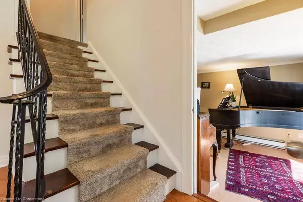 52 Hillcrest Avenue, Hamilton, ON L8P 2W4