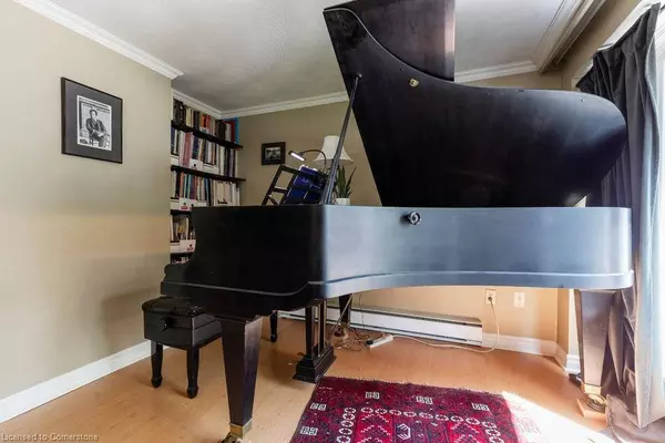 52 Hillcrest Avenue, Hamilton, ON L8P 2W4