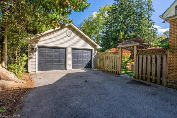 27 Lovers Lane, Ancaster, ON L9G 1G4