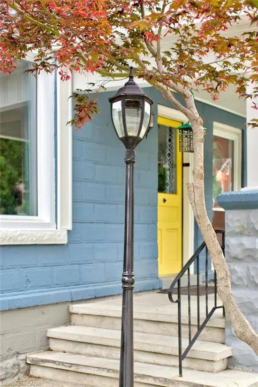 286 Hatt ST, Hamilton, ON L9H 2H3