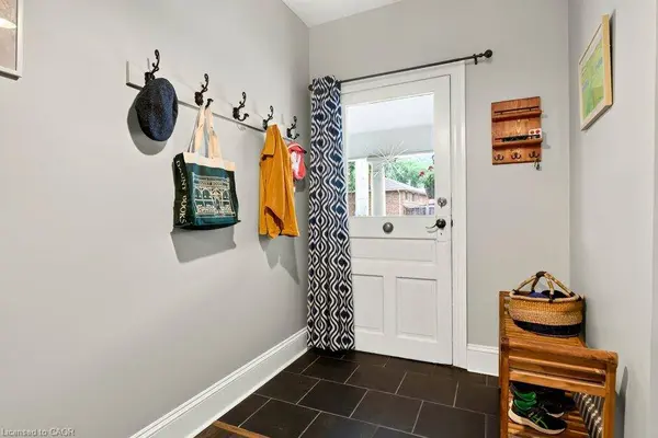286 Hatt ST, Hamilton, ON L9H 2H3