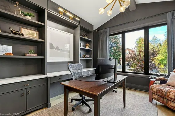 98 Moore CRES, Ancaster, ON L9G 4Z6