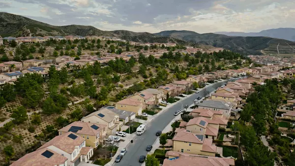 Discover Valencia: A Neighborhood Guide for California Homebuyers,Cyndi Lesinski