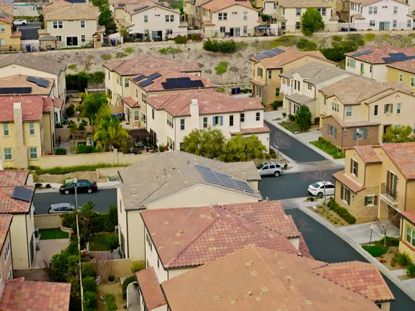 Neighborhood Spotlight: Which Areas in Santa Clarita Are Hot This Season?,Cyndi Lesinski