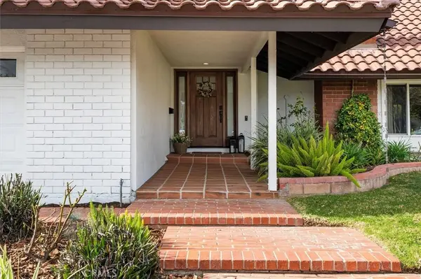 25307 Avenida Ronada, Valencia, CA 91355