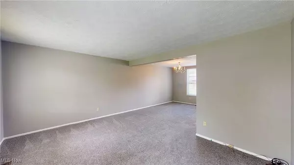 2332 Birch Trace DR, Austintown, OH 44515