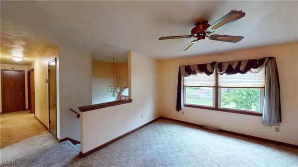 9863 Deltona DR, New Middletown, OH 44442