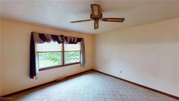 9863 Deltona DR, New Middletown, OH 44442